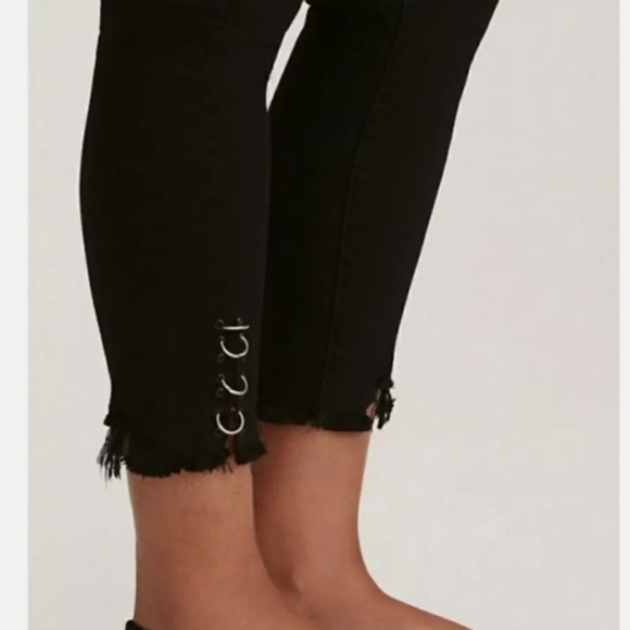 🌟HOST PICK🌟 Torrid High Rise Ultra Skinny Black 22 - Picture 2 of 16